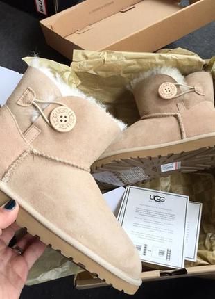 UGG Australia США Mini Bailey Button II Песок цільна овчина мини Угг Австралия - Розмір 35 (US 4) 2110276 фото